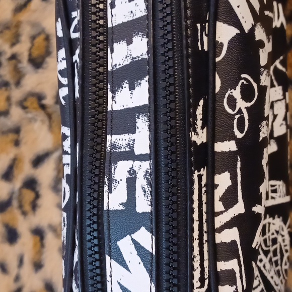 COPY - Nwot D.K.N.Y. Black/white graphitti NEW YORK NEVER SLEEPS DOUBLE ZIP ON … - Picture 7 of 12